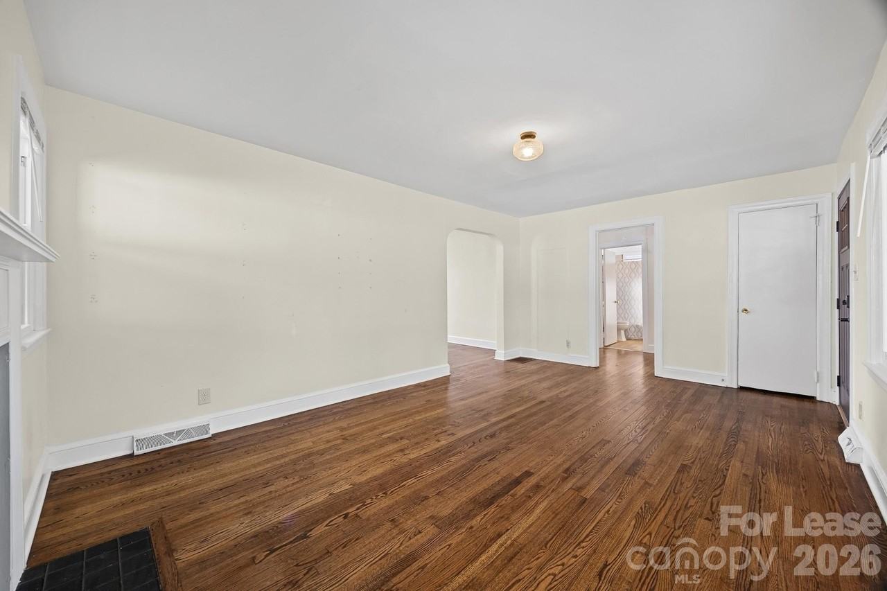 216 Sylvania Ave - Photo 7 of 26