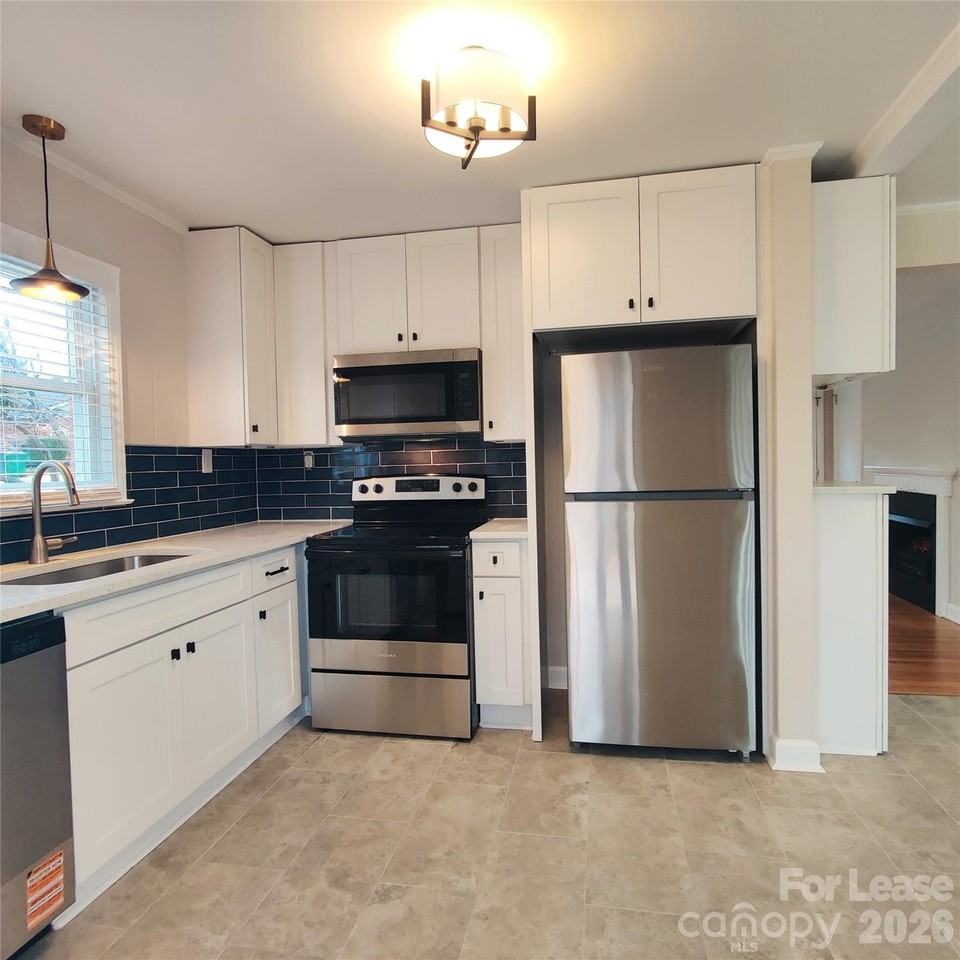 4100 Broadview Dr - Photo 3 of 24