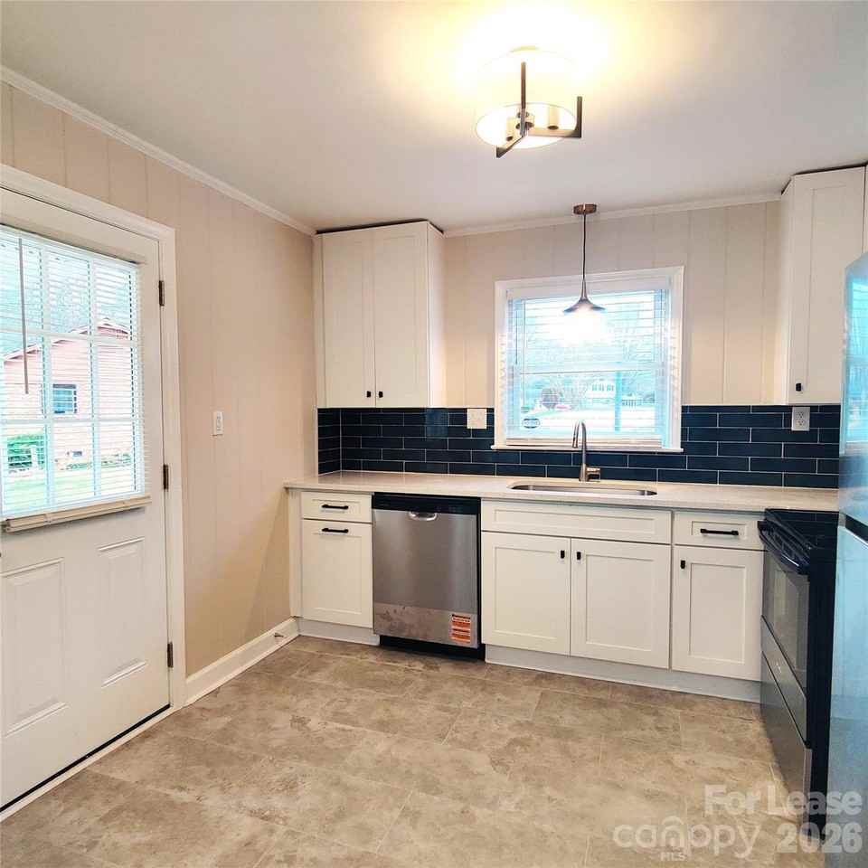 4100 Broadview Dr - Photo 4 of 24