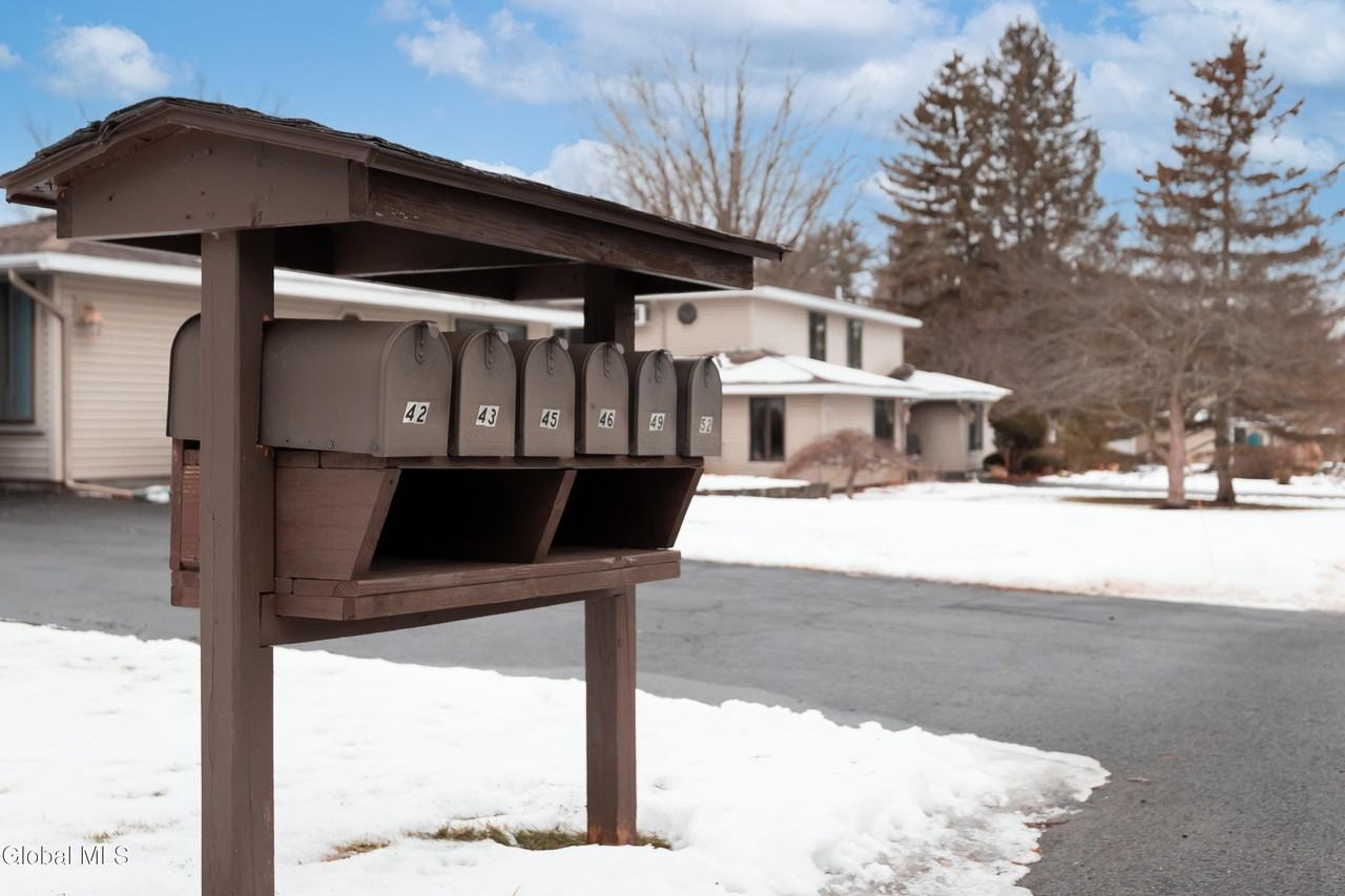 43 Commons Dr - Photo 5 of 36