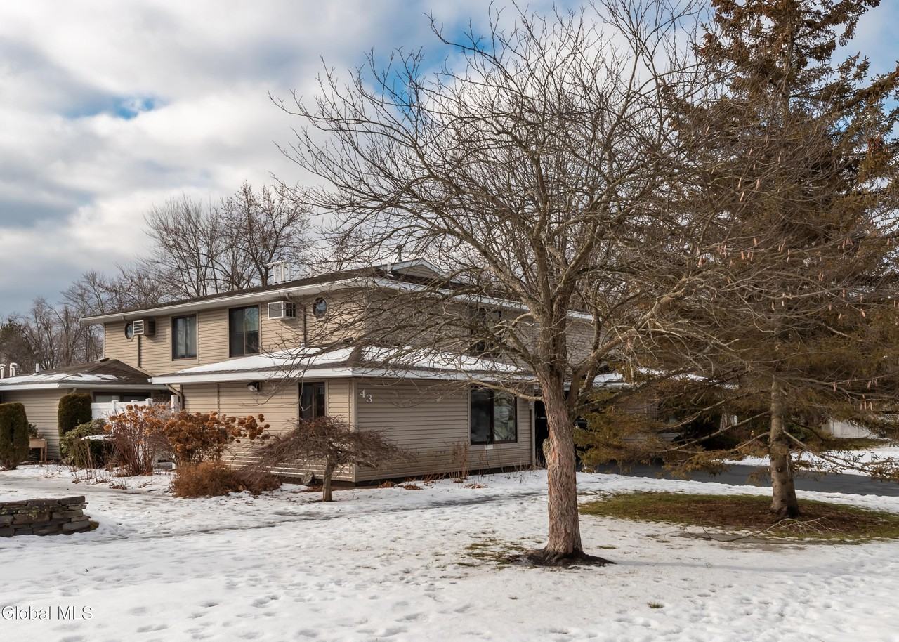 43 Commons Dr - Photo 6 of 36