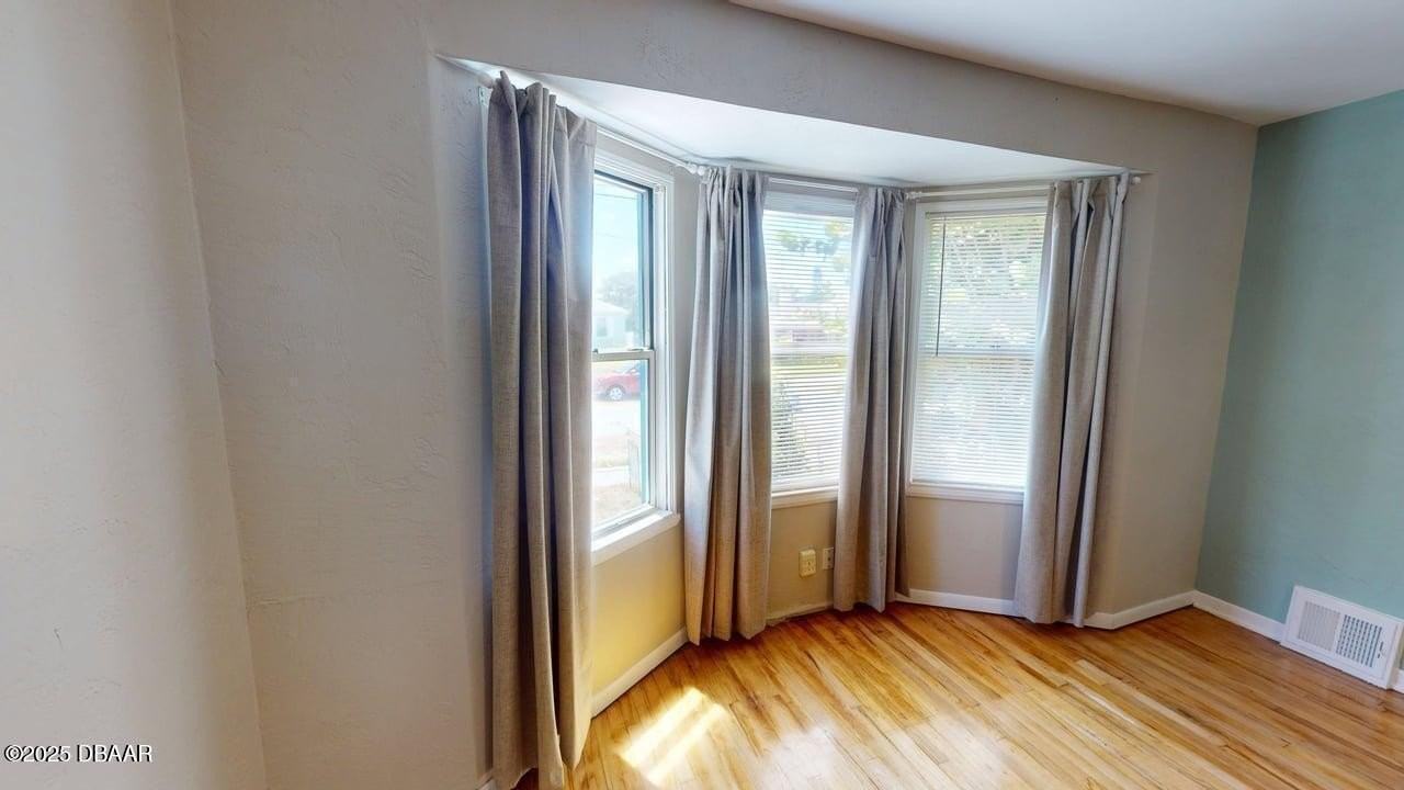 425 Wisteria Rd - Photo 4 of 35