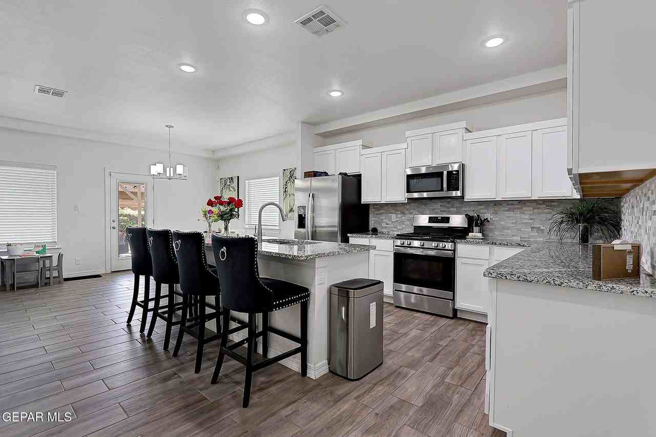 12816 Linstead Ave - Photo 5 of 32