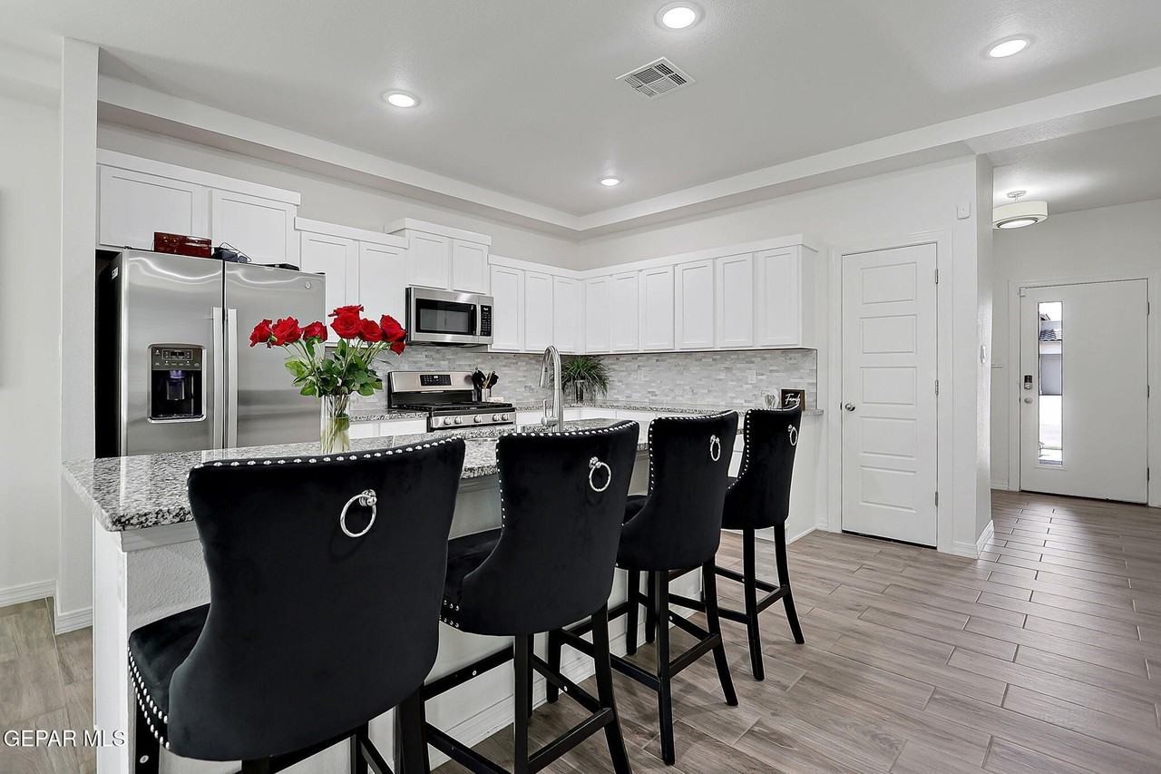 12816 Linstead Ave - Photo 6 of 32