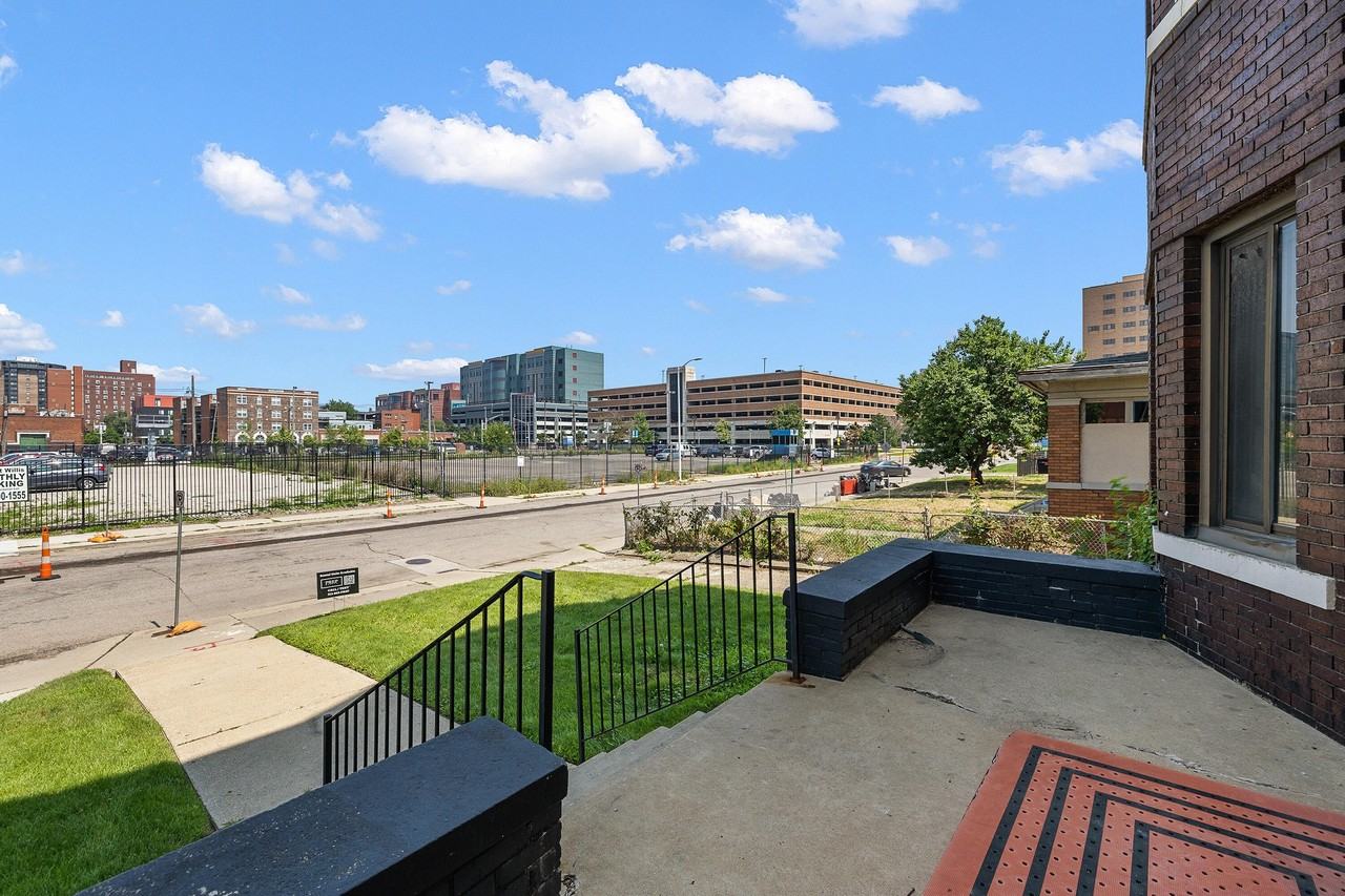 68 E Willis St Apt 5 #5 - Photo 2 of 24