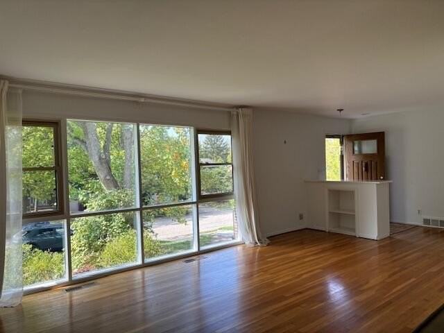 921 Lennox St - Photo 4 of 36