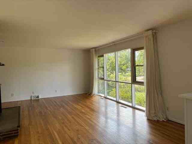 921 Lennox St - Photo 5 of 36