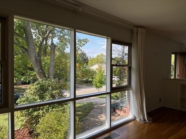 921 Lennox St - Photo 6 of 36