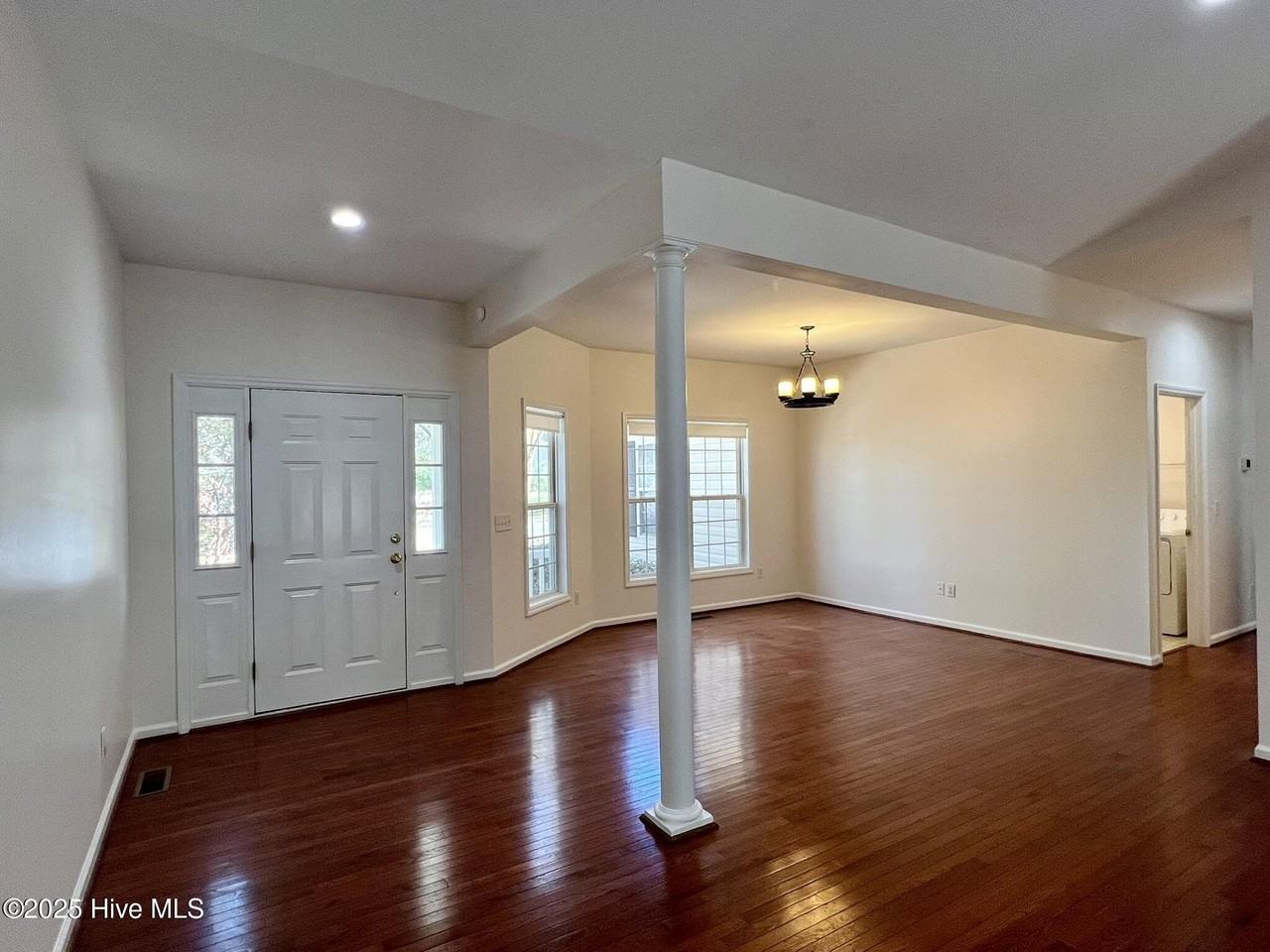 240 Wheeling Dr - Photo 3 of 30