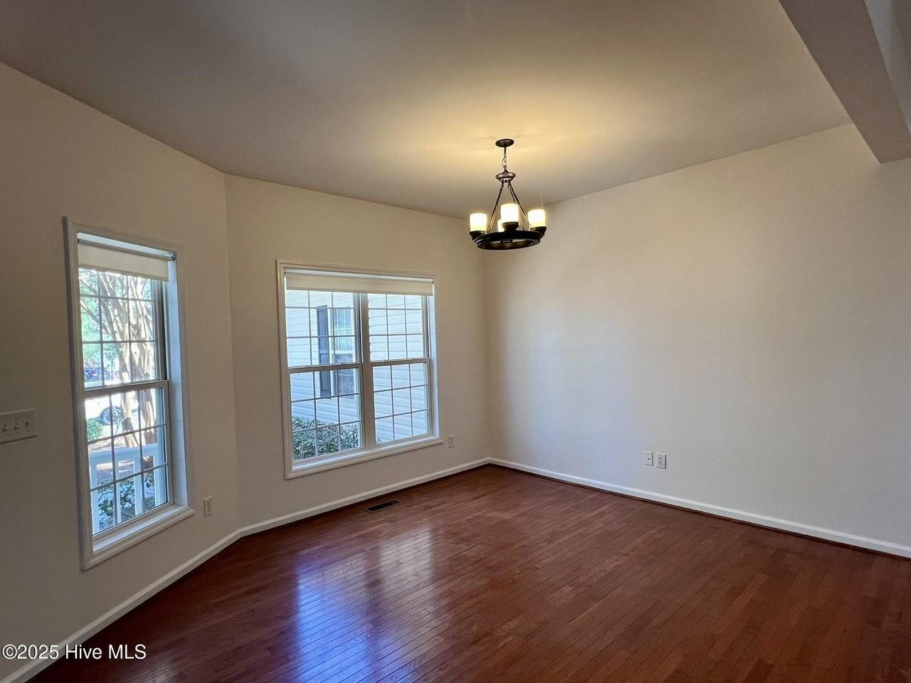 240 Wheeling Dr - Photo 4 of 30