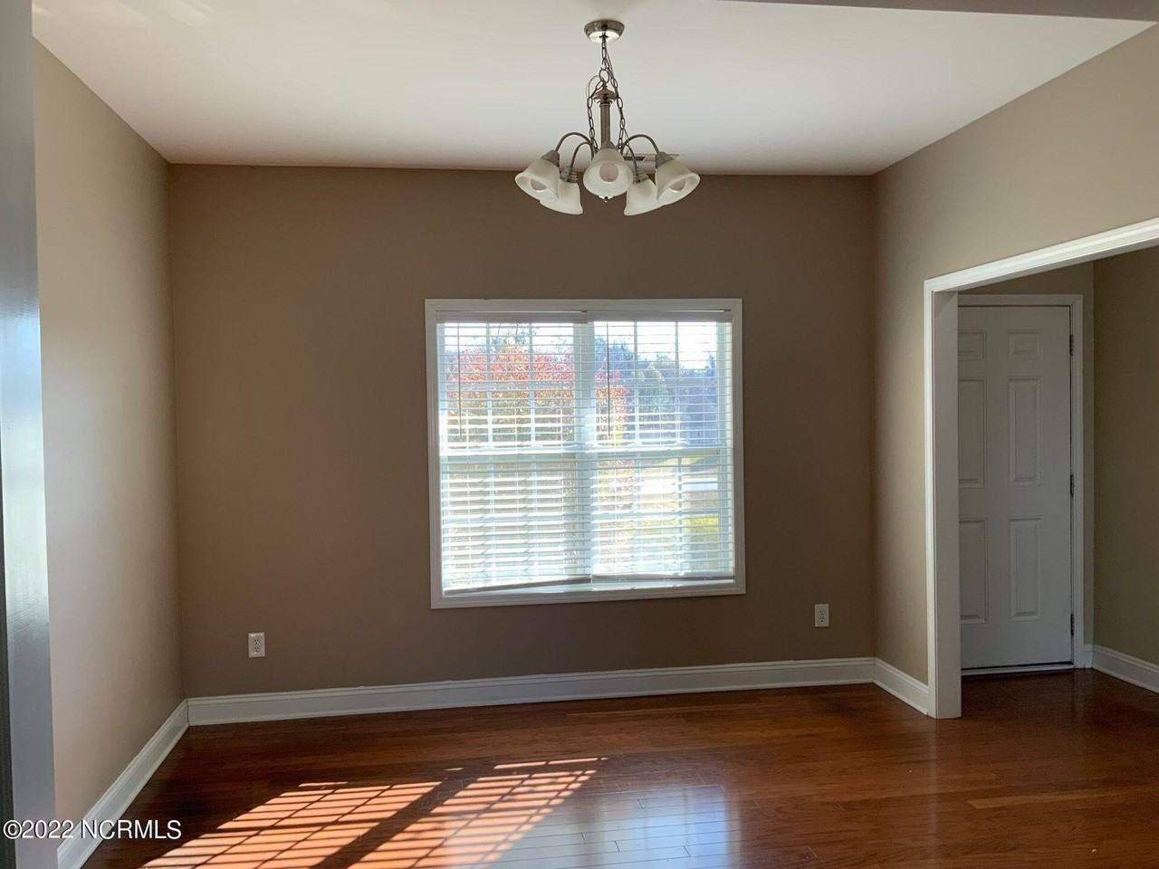 223 Emerald Ridge Rd - Photo 3 of 17