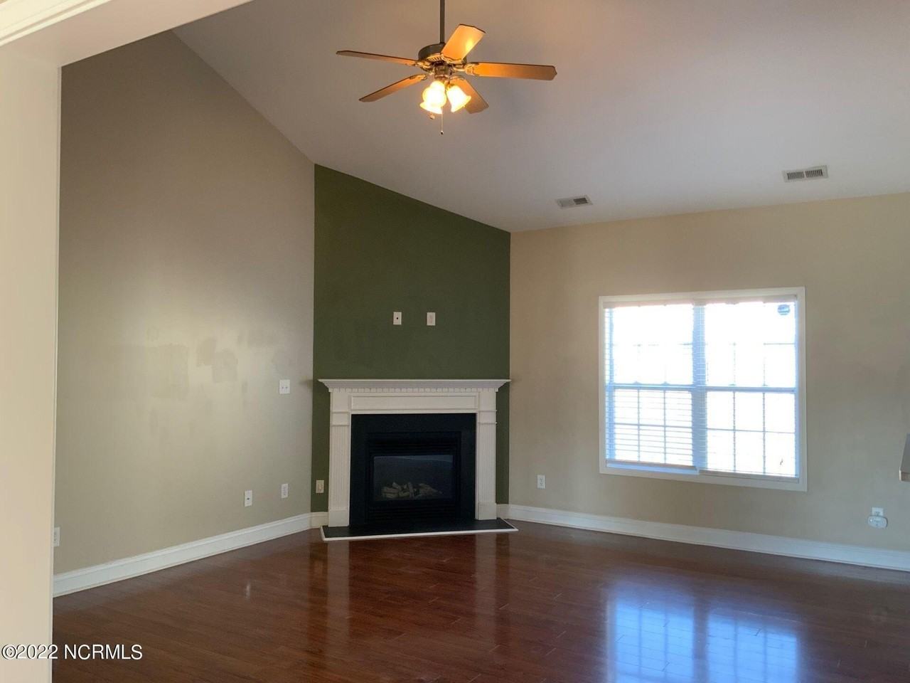 223 Emerald Ridge Rd - Photo 4 of 17