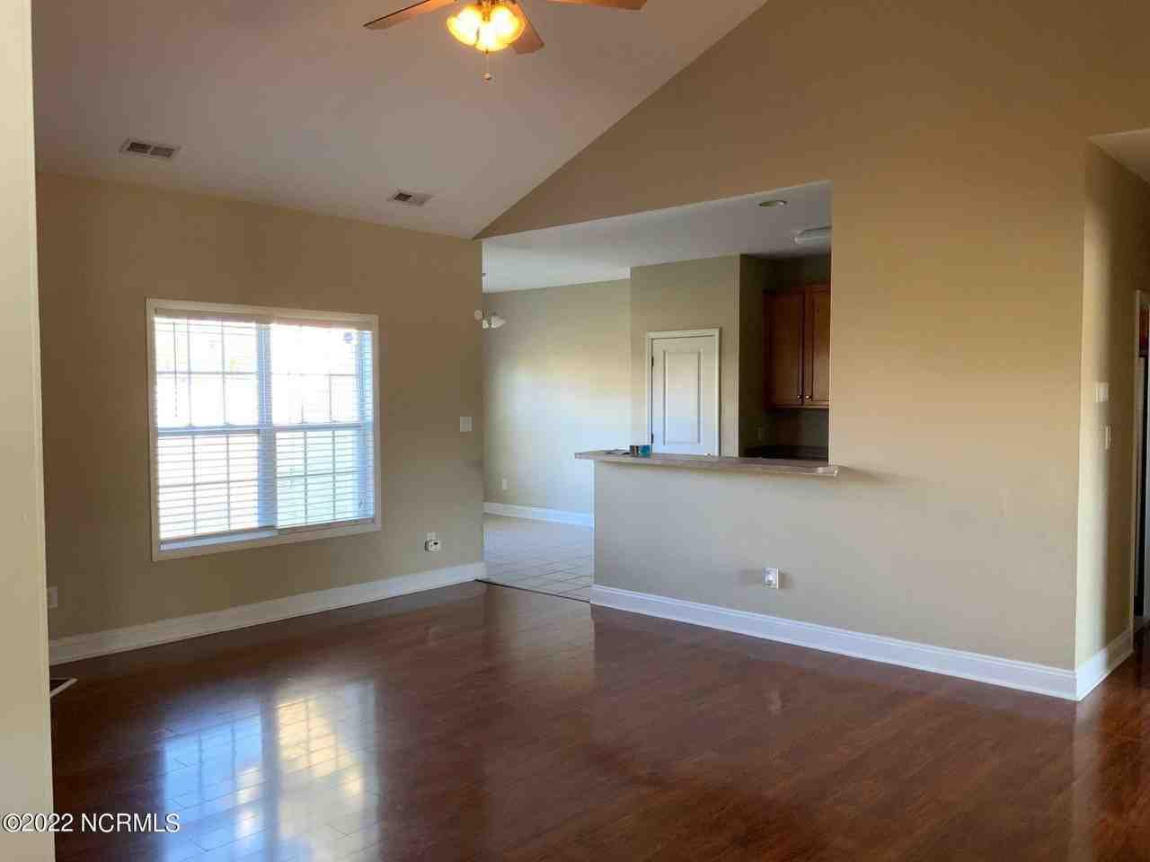 223 Emerald Ridge Rd - Photo 5 of 17