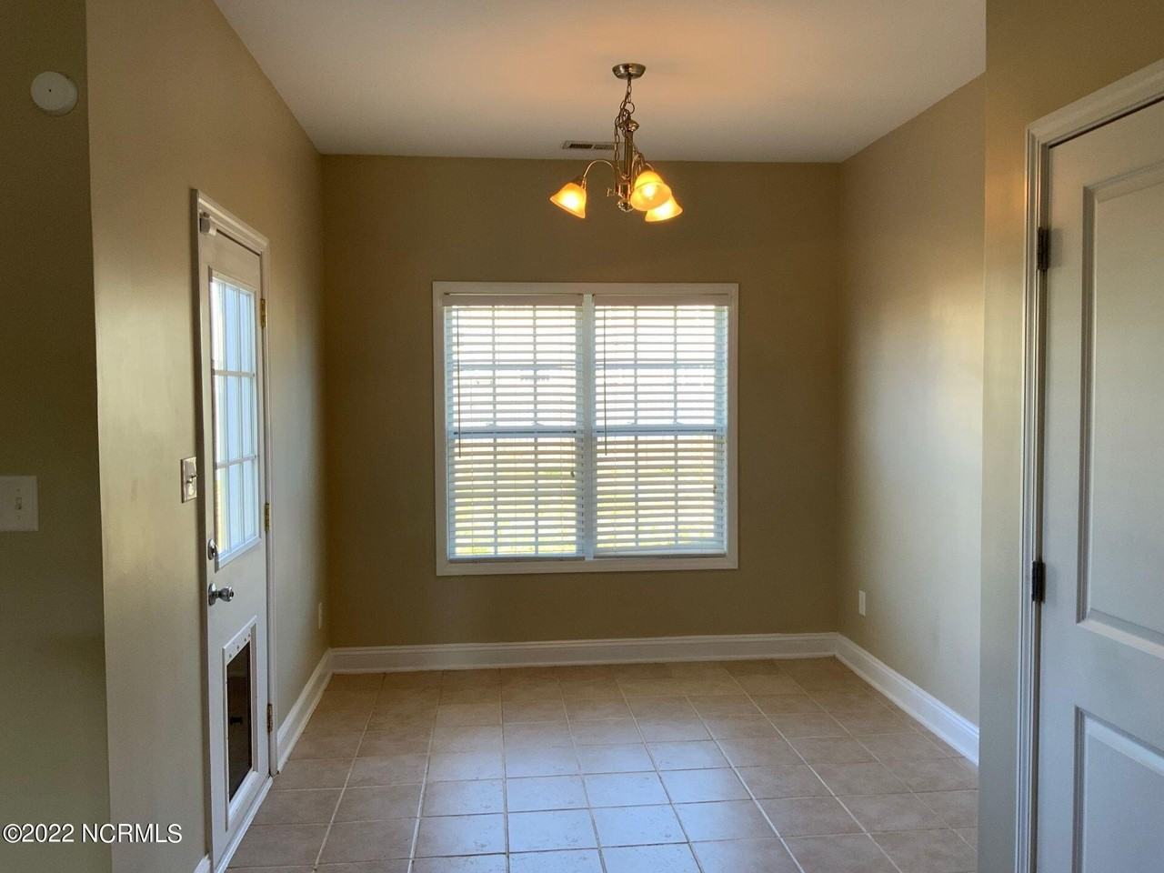 223 Emerald Ridge Rd - Photo 6 of 17