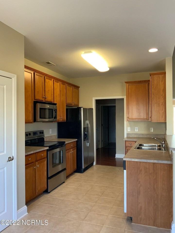 223 Emerald Ridge Rd - Photo 7 of 17