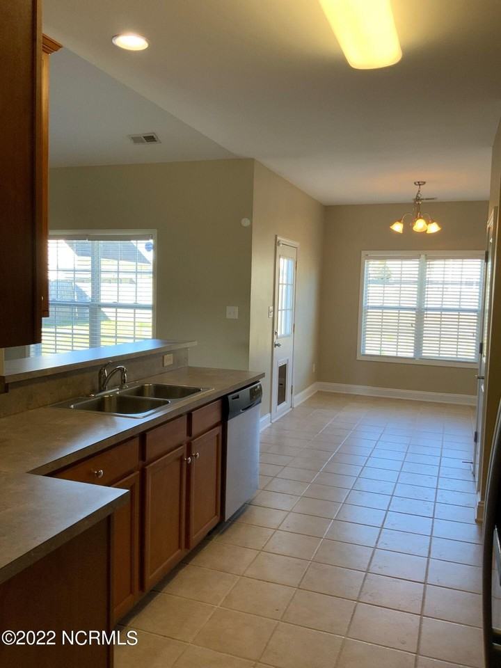 223 Emerald Ridge Rd - Photo 6 of 18