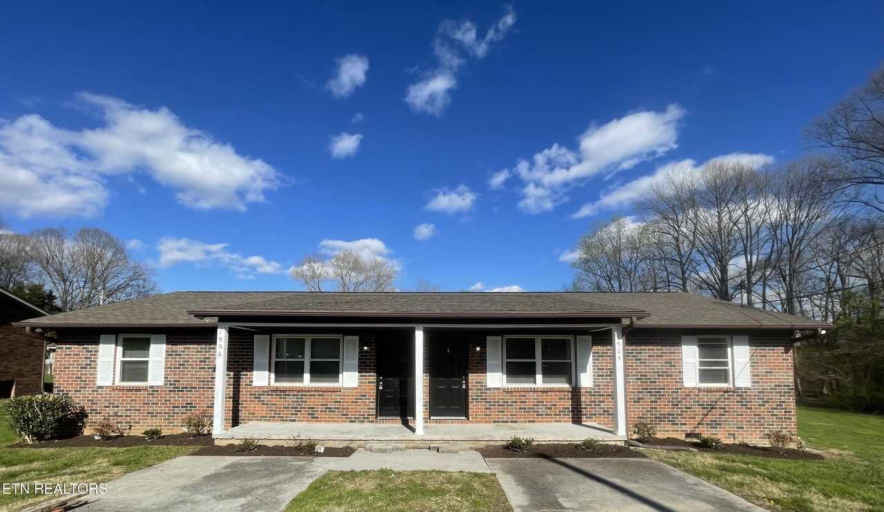 1904 Meadowview Ln - Photo 2 of 8