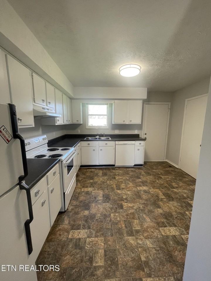 1904 Meadowview Ln - Photo 3 of 8