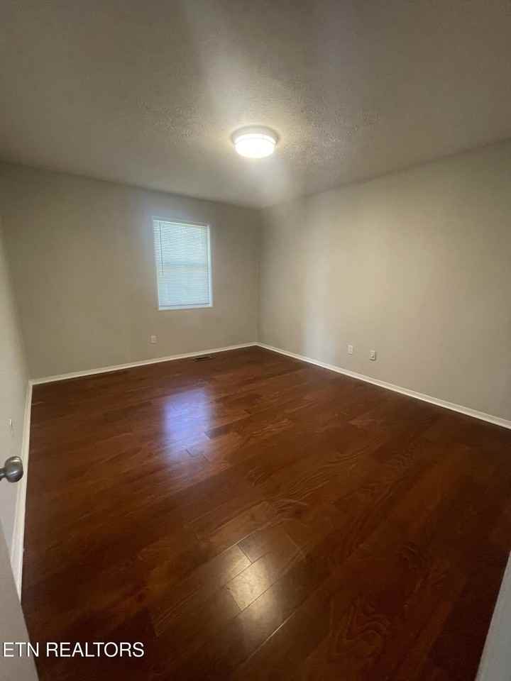 1904 Meadowview Ln - Photo 5 of 8