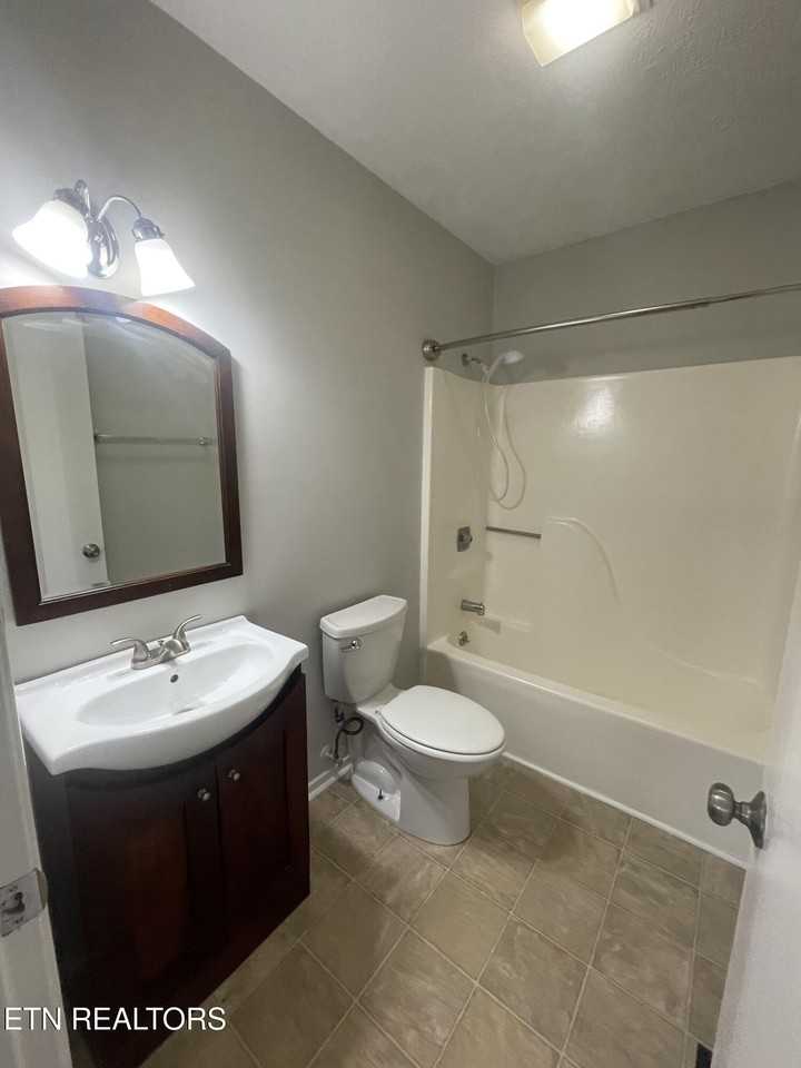 1904 Meadowview Ln - Photo 6 of 8