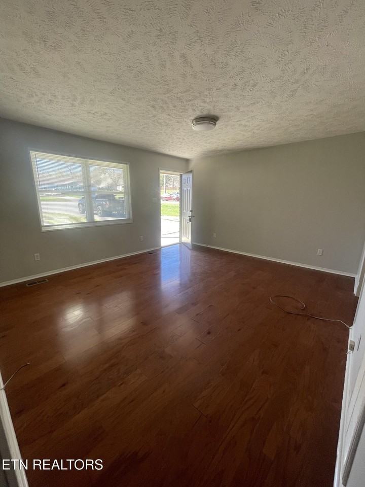 1904 Meadowview Ln - Photo 7 of 8