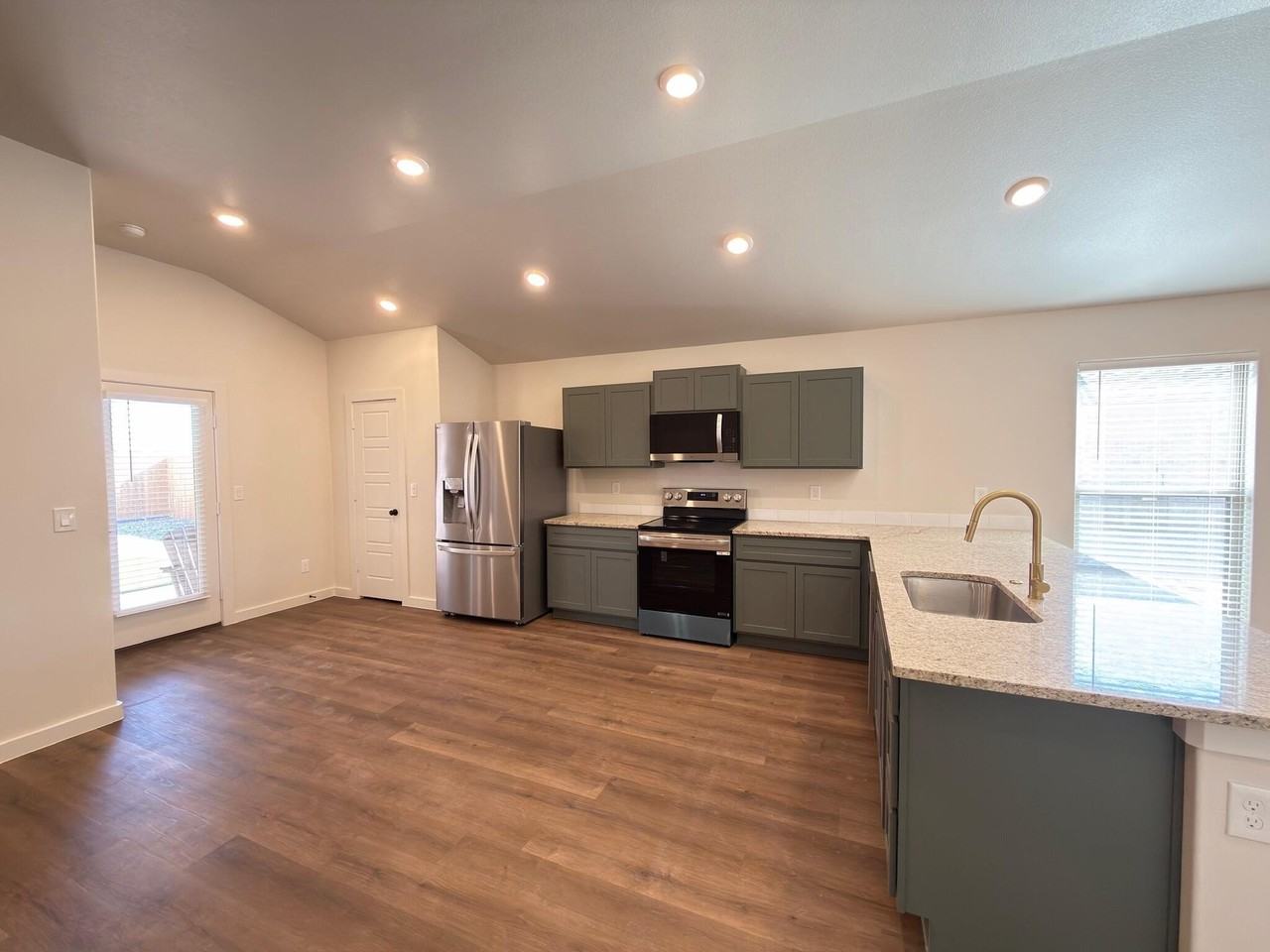 2511 Kenwood Ave - Photo 5 of 13