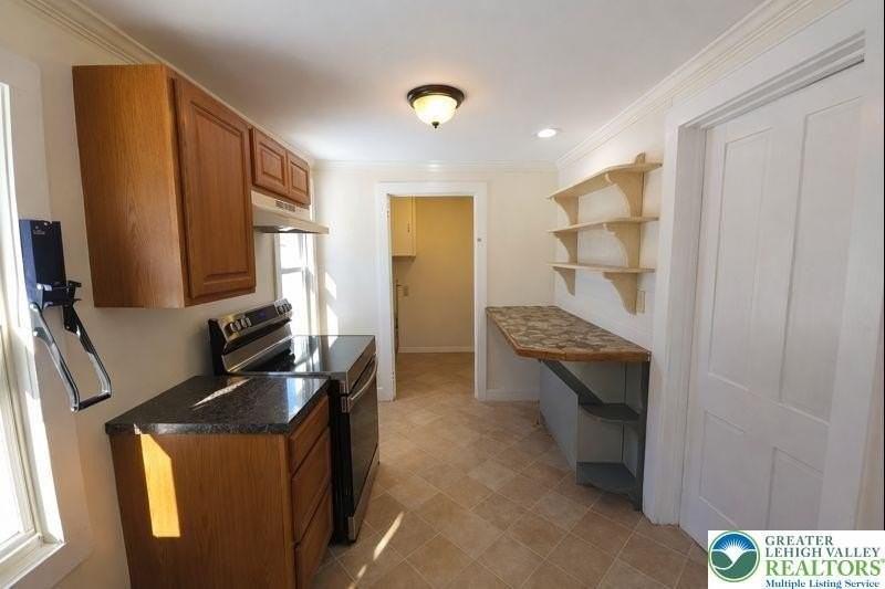 221 Oak St - Photo 6 of 18