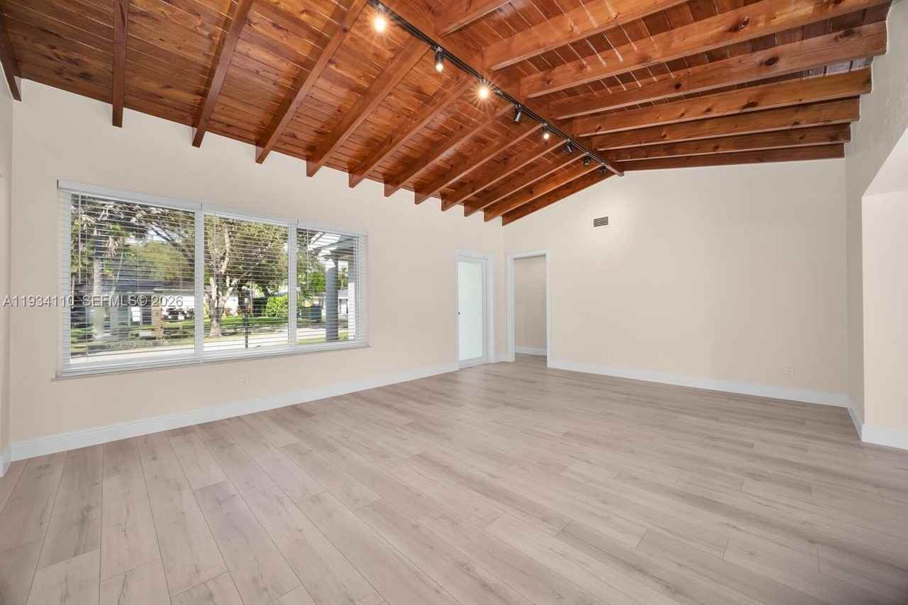 6110 Sw 79th St - Photo 7 of 29