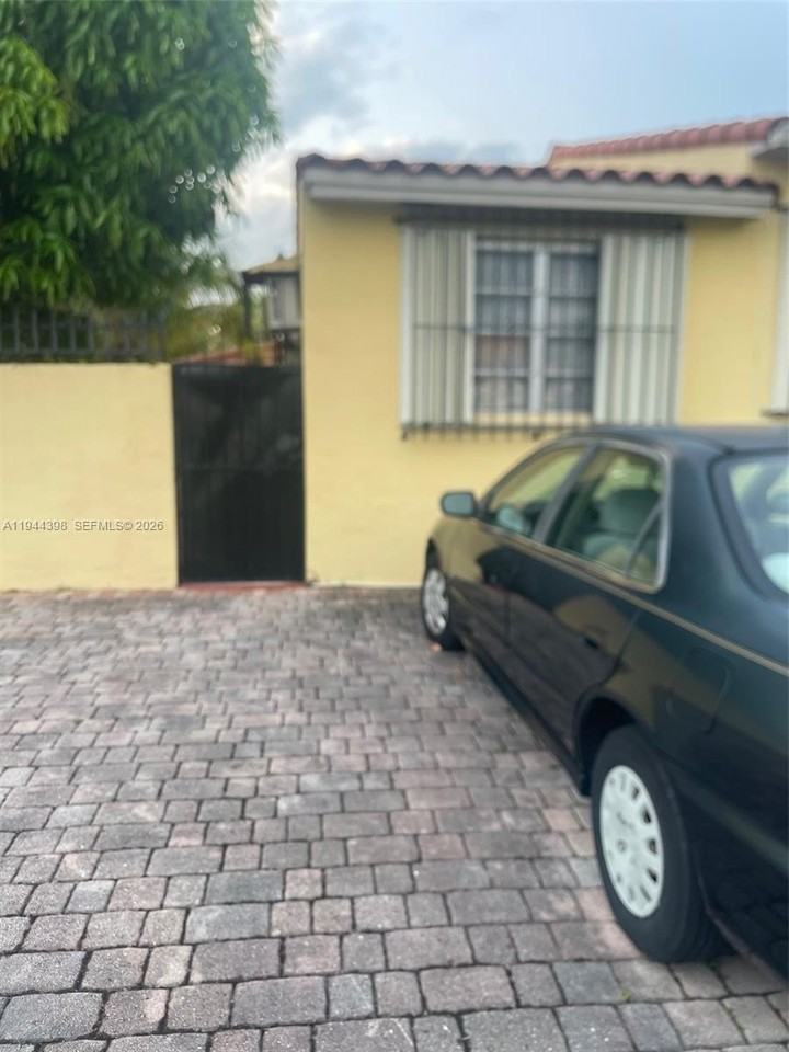 951 Sw 9th St #SIDE - Photo 2 of 11