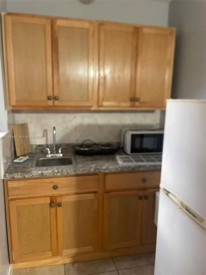 951 Sw 9th St #SIDE - Photo 4 of 11