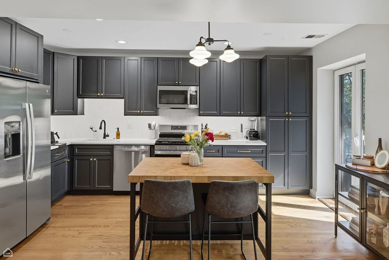 1210 W Roscoe St Apt 1 #1 - Photo 2 of 46