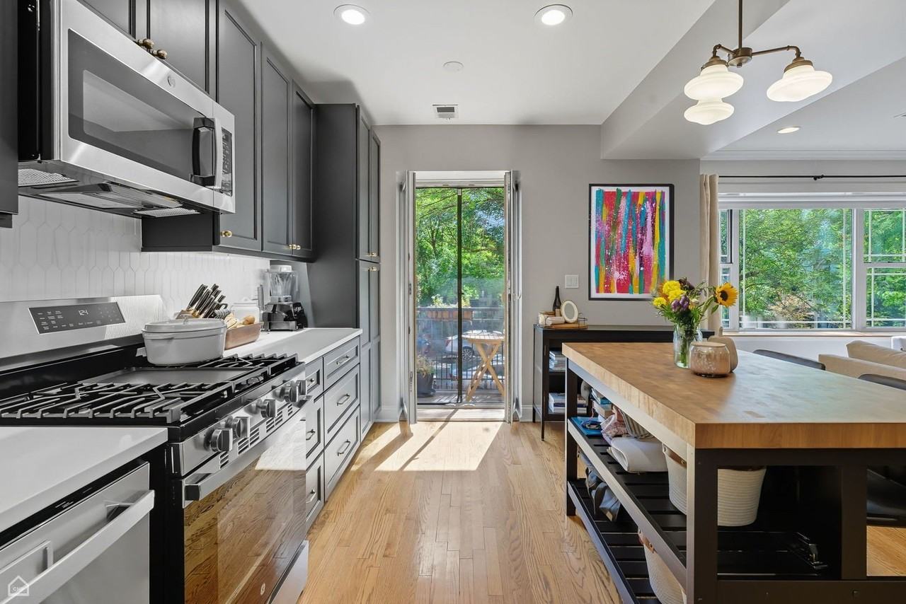 1210 W Roscoe St Apt 1 #1 - Photo 4 of 46