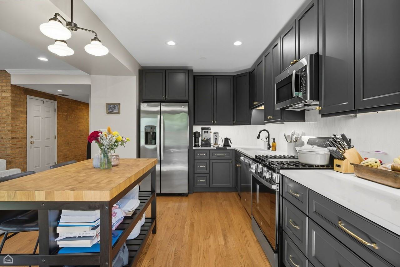 1210 W Roscoe St Apt 1 #1 - Photo 7 of 46