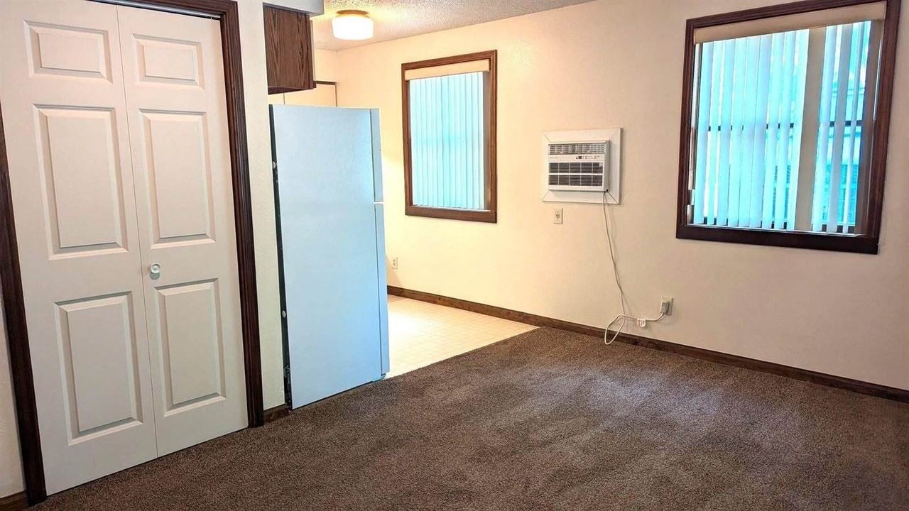 411 Edwin St - Photo 3 of 6