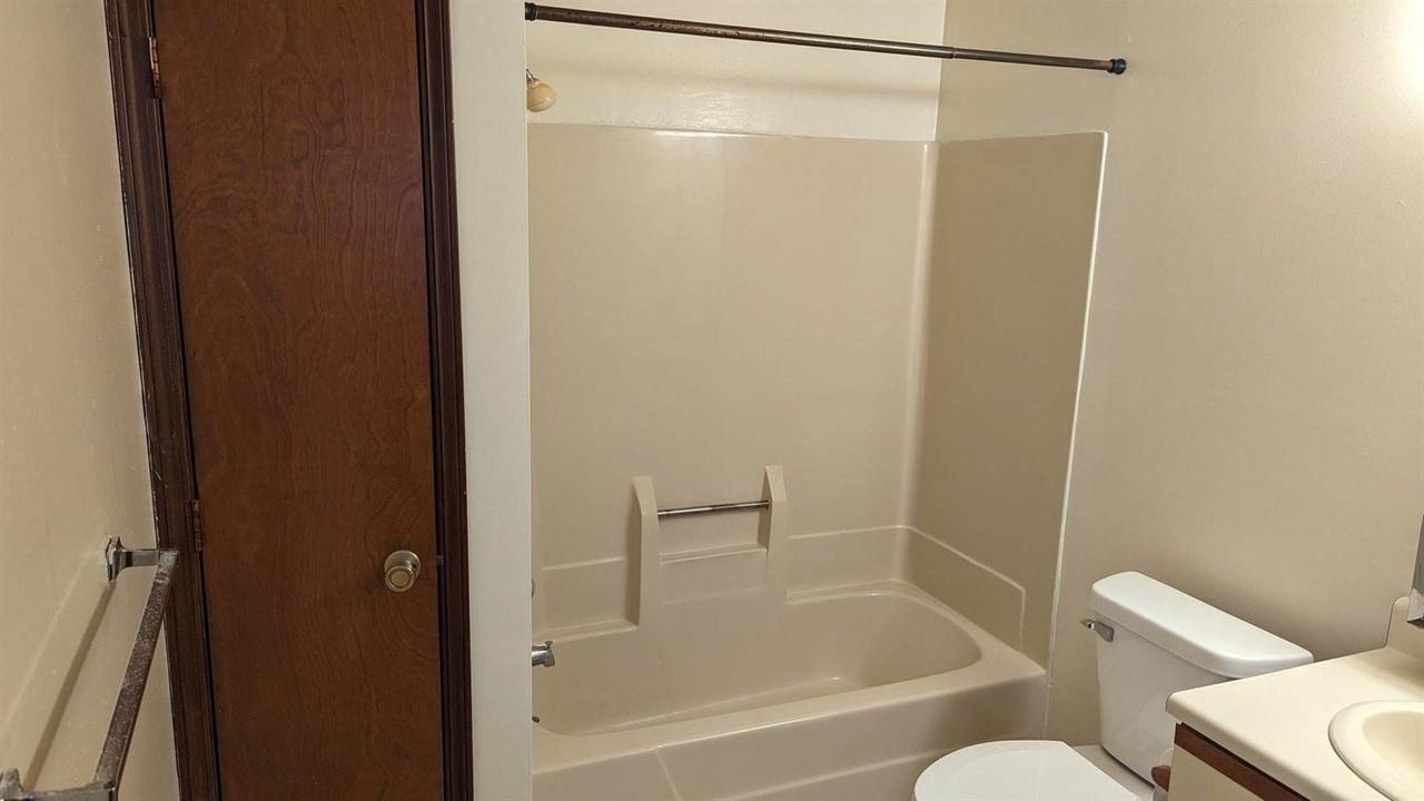 411 Edwin St - Photo 4 of 6