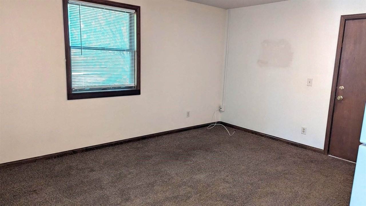 411 Edwin St - Photo 5 of 6