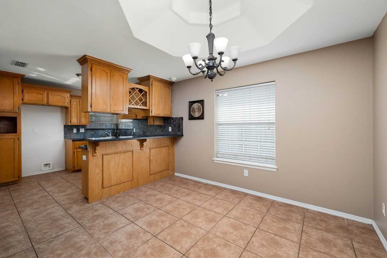 110 San Marcos St - Photo 4 of 11