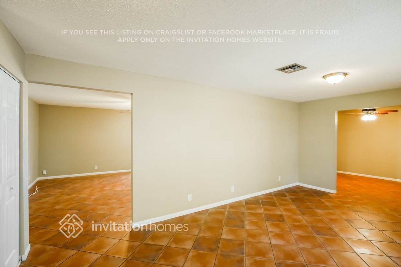 10274 Ramblewood Dr - Photo 3 of 17