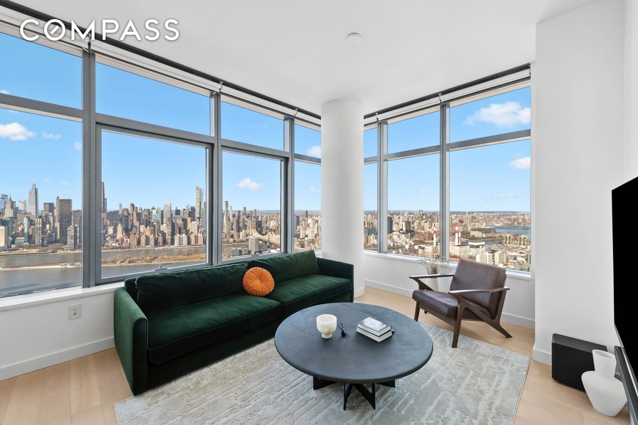 3 Court Sq - Photo 2 of 7