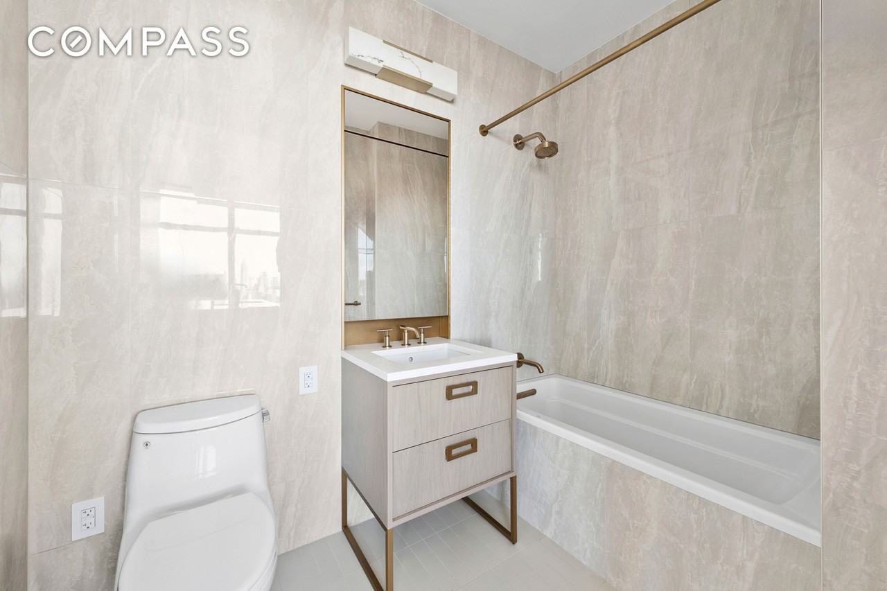 3 Court Sq - Photo 5 of 7