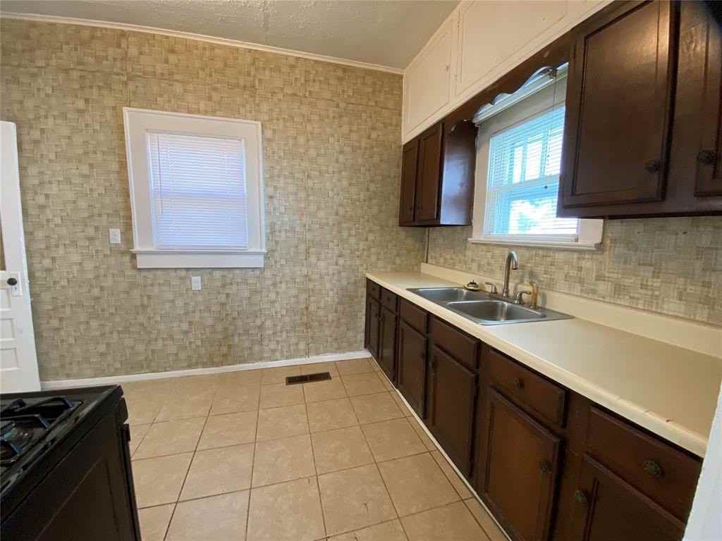 132 N Draper Ave - Photo 7 of 8