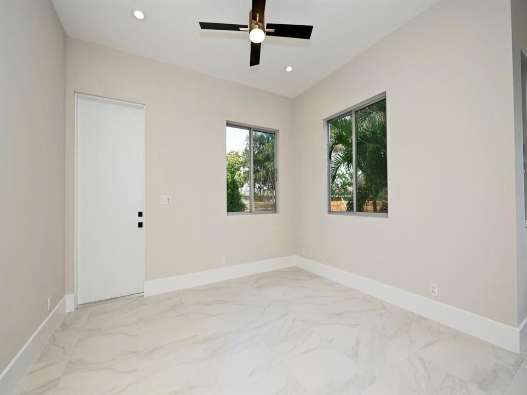 560 Nw 12th St - Photo 5 of 31