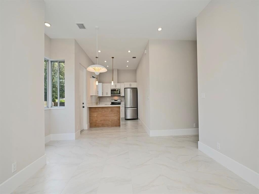 560 Nw 12th St - Photo 6 of 31