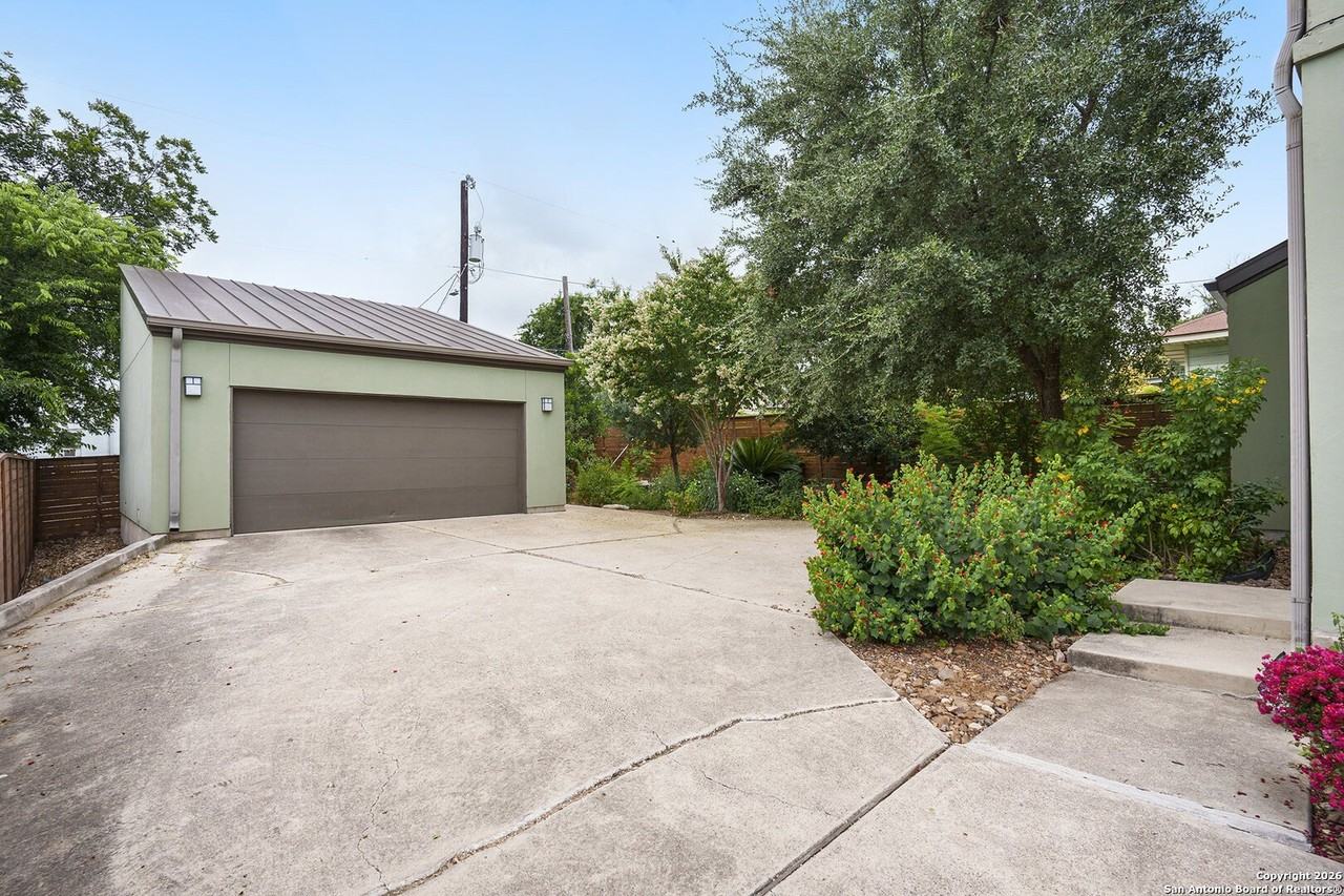 1506 W Mistletoe Ave - Photo 5 of 29