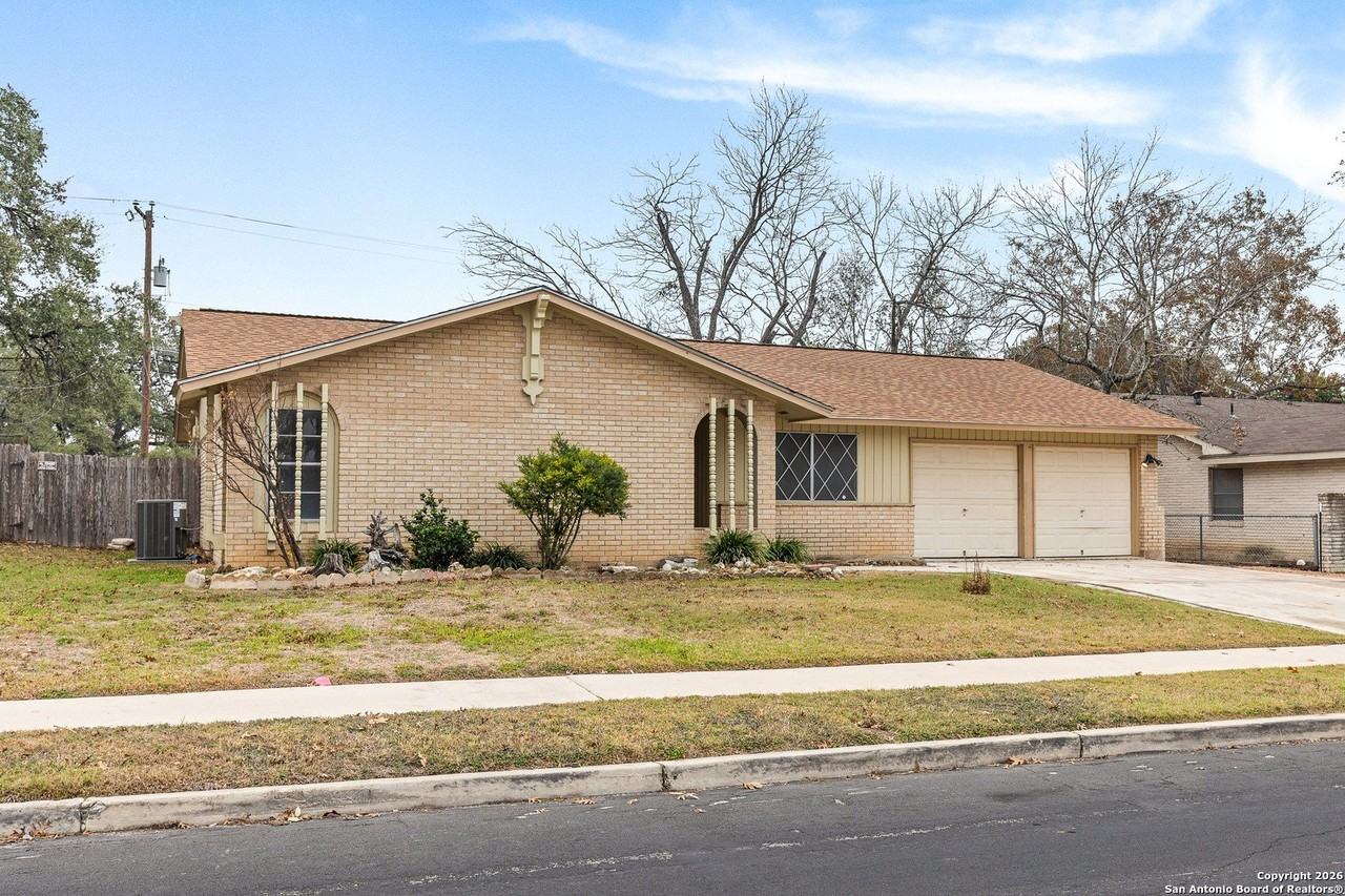 6618 N Forest Bnd - Photo 2 of 31