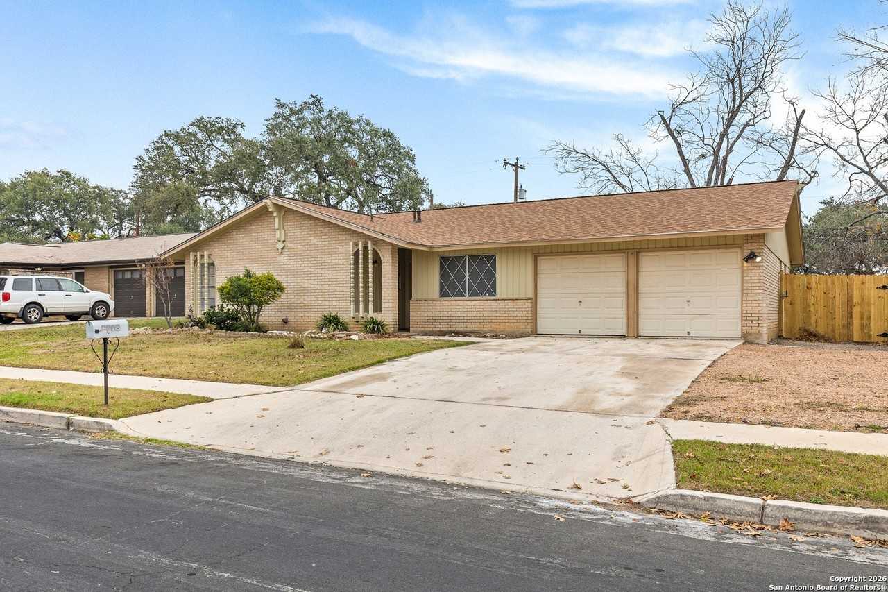 6618 N Forest Bnd - Photo 3 of 31