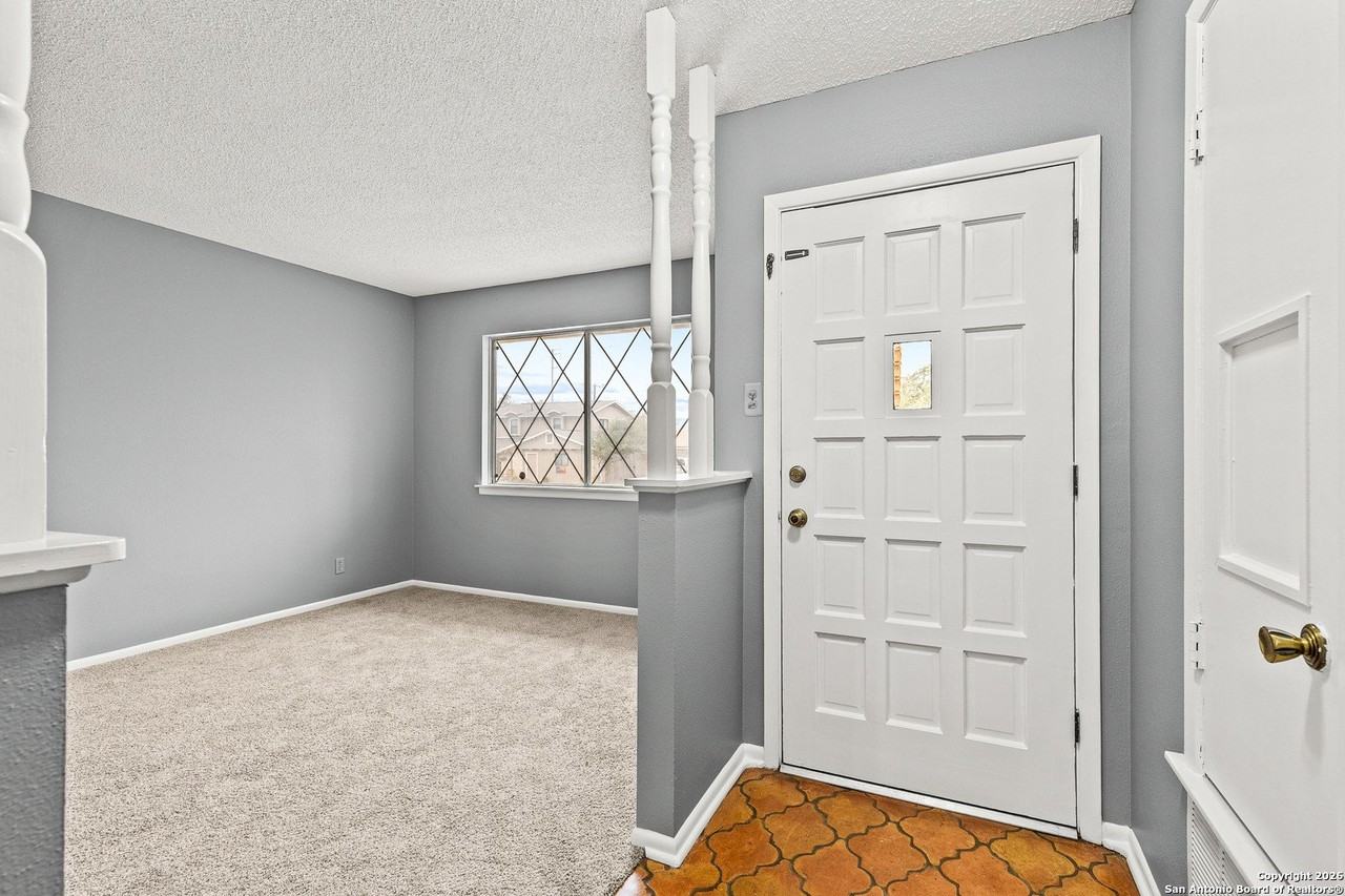 6618 N Forest Bnd - Photo 4 of 31