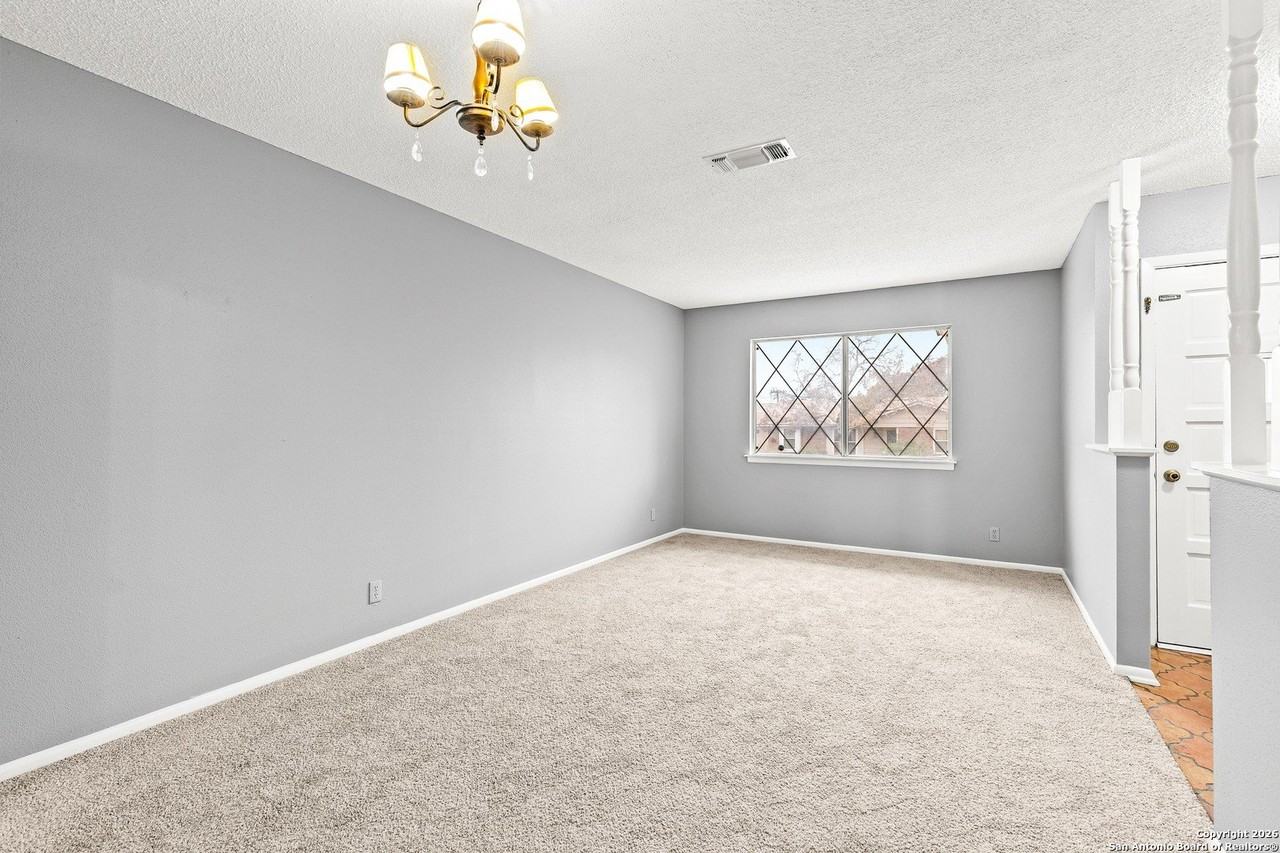 6618 N Forest Bnd - Photo 5 of 31