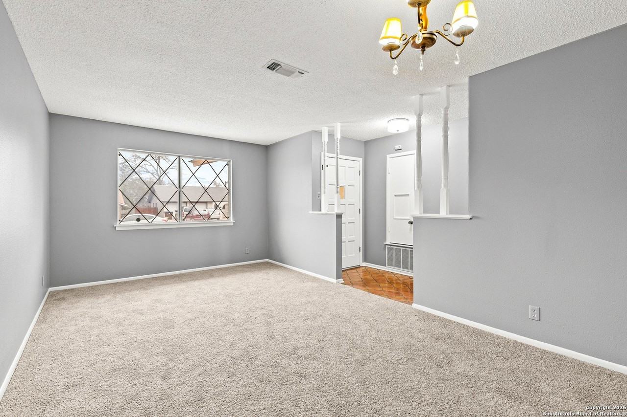 6618 N Forest Bnd - Photo 6 of 31