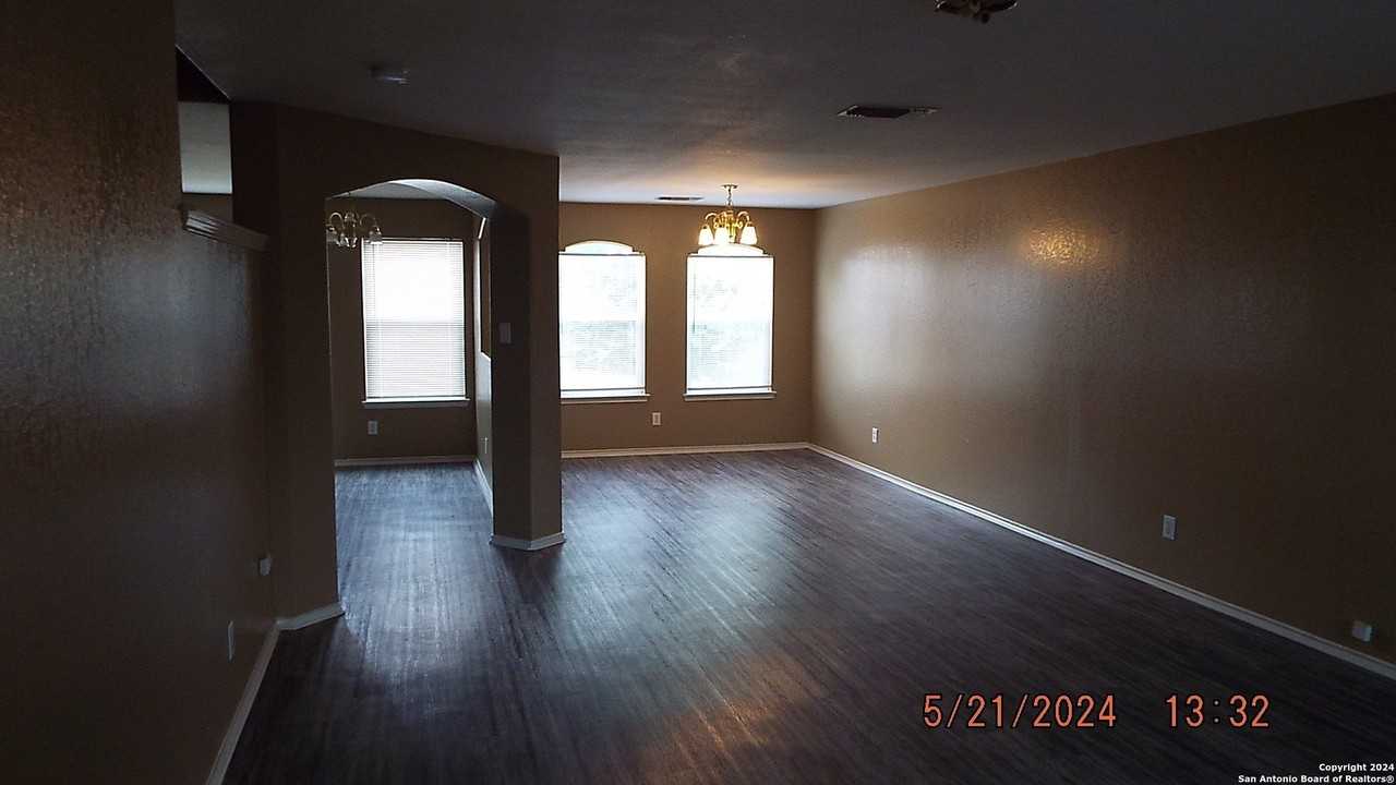 6410 Royal Rdg - Photo 2 of 18